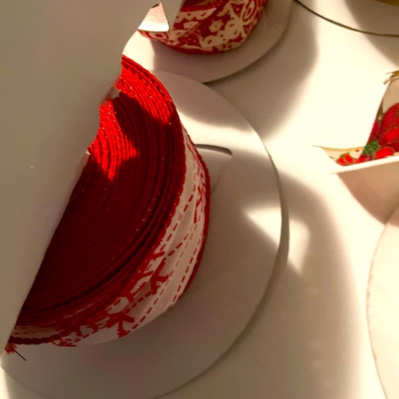 12 spindles of high quality ribbon & pre made bows - Picture 13 of 16